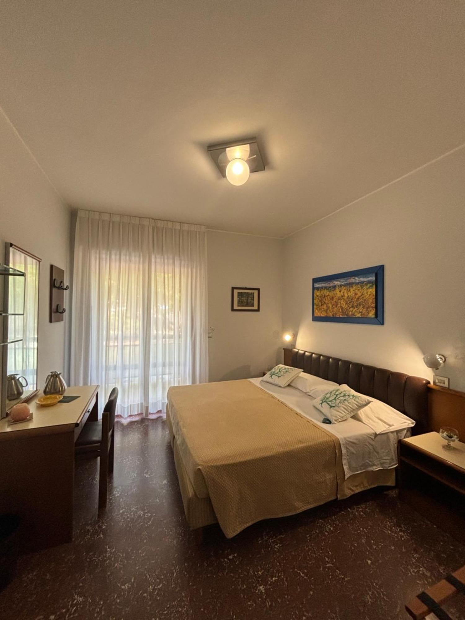 Hotel Astoria Pineto Exterior photo